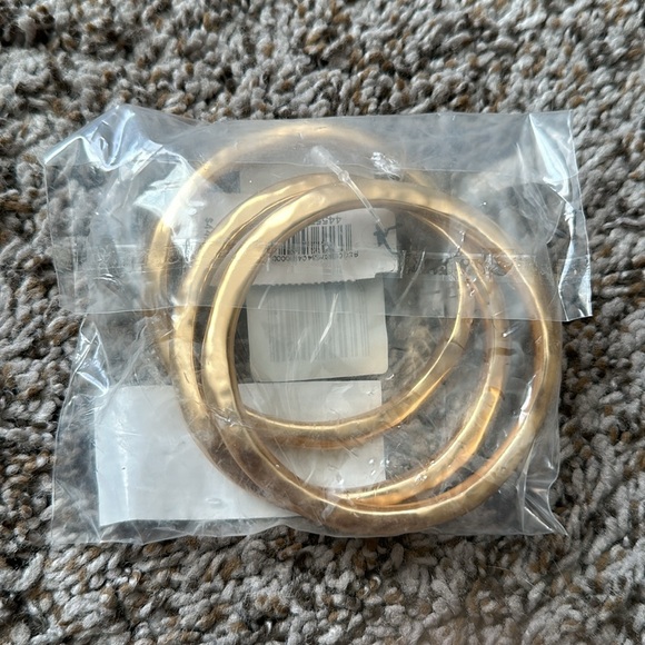 NWT Express Set of 3 Wavy Brushed Gold Bangle Bracelets - Picture 3 of 7